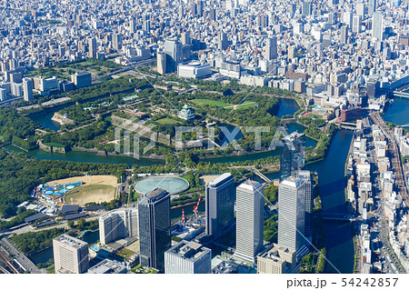 大阪国際空港着陸前に見える大阪城や大阪の町並みを空撮 54242857