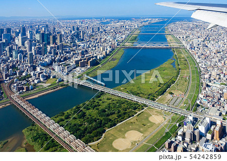 大阪国際空港着陸前に見える淀川や大阪の町並みを空撮 54242859