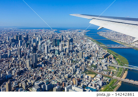 大阪国際空港着陸前に見える淀川や大阪の町並みを空撮 54242861