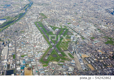 大阪国際空港着陸前に見える八尾空港を空撮 54242862