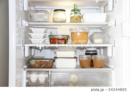 作り置きのおかずやデザートがある冷蔵庫内 54244605