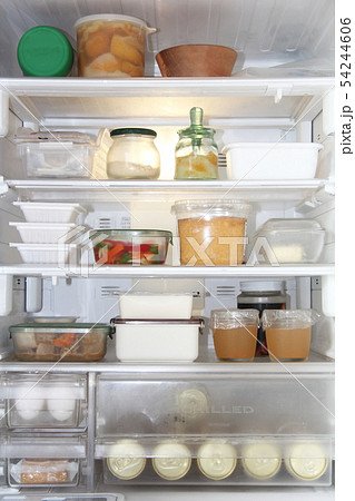 作り置きのおかずやデザートがある冷蔵庫内 54244606