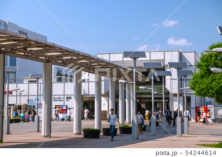 日本の横浜都市景観  地下鉄　センター南駅などを望む(駅前のソーラー・省エネ照明灯） 54244614