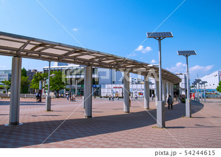 日本の横浜都市景観 地下鉄 センター南駅などを望む(駅前のソーラー・省エネ照明灯) 日本の横浜都市景観 地下鉄 センター南駅などを望む(駅前のソーラー・省エネ照明灯) 54244615