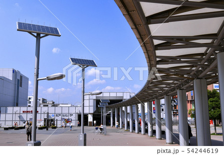 日本の横浜都市景観 地下鉄 センター南駅などを望む(駅前のソーラー・省エネ照明灯) 日本の横浜都市景観 地下鉄 センター南駅などを望む(駅前のソーラー・省エネ照明灯) 54244619