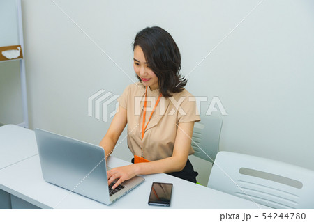 [IT企業イメージ]　開発中のシステムエンジニア，or 議事録をとる派遣スタッフ 54244780