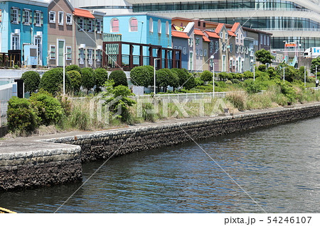 横浜みなとみらい地区のコスモワールドと運河 54246107