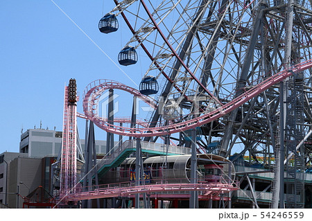 横浜コスモワールドの大観覧車とジェットコースターの写真素材