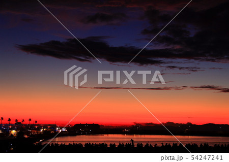 タルイサザンビーチ　りんくう南浜海水浴場（大阪府泉南市）の夕暮れ 54247241