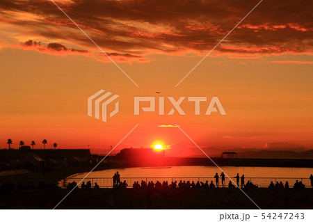 タルイサザンビーチ りんくう南浜海水浴場(大阪府泉南市)に落ちる夕日 タルイサザンビーチ りんくう南浜海水浴場(大阪府泉南市)に落ちる夕日 54247243