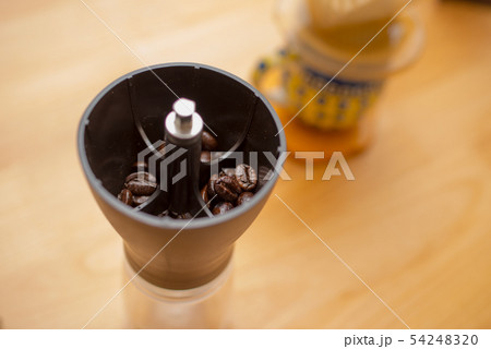 コーヒー豆を挽く 54248320