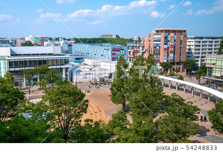 日本の横浜都市景観 地下鉄 センター南駅などを望む(駅前のソーラー・省エネ照明灯) 日本の横浜都市景観 地下鉄 センター南駅などを望む(駅前のソーラー・省エネ照明灯) 54248833