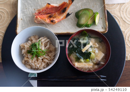 炊き込みご飯と味噌汁焼き魚の定食 炊き込みご飯と味噌汁焼き魚の定食 54249110