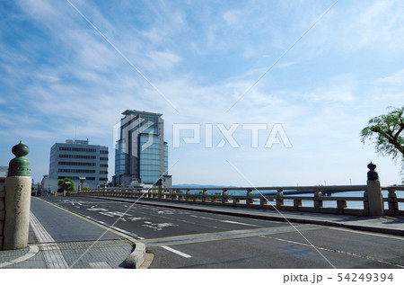松江大橋と宍道湖畔の風景 … 島根県 松江市 天候:晴れ 松江大橋と宍道湖畔の風景 … 島根県 松江市 天候:晴れ 54249394