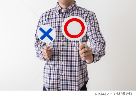 ○×カードを持った男性 ○×カードを持った男性 54249945