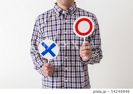 ○×カードを持った男性 ○×カードを持った男性 54249946