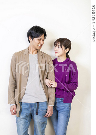 腕組みして見つめるカップル2 腕組みして見つめるカップル2 54250416
