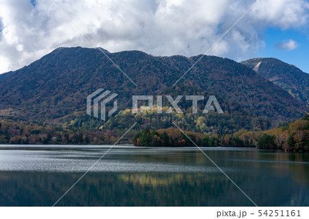 栃木県日光市 湯ノ湖 (10月) 栃木県日光市 湯ノ湖 (10月) 54251161