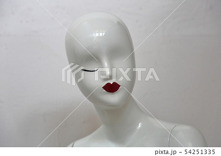 Bald female mannequin 54251335