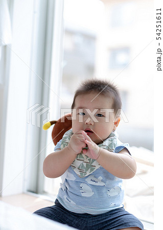 お座りをする赤ちゃん 54251611
