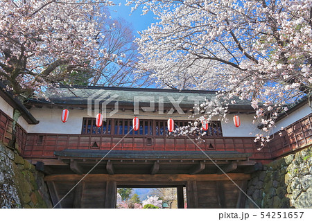 【長野県】高島城の門と満開の桜 54251657