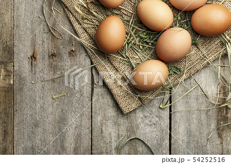 Many eggs lie on the background of hay Many eggs lie on the background of hay 54252516