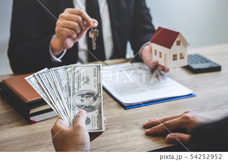 Estate agent broker receive money from client Estate agent broker receive money from client 54252952