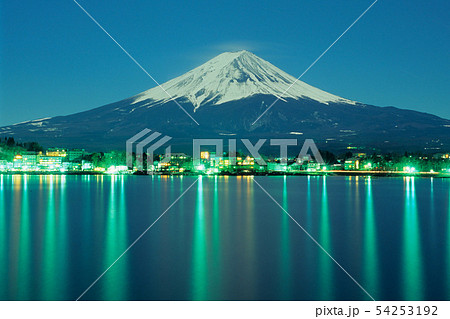 河口湖の夜景と富士山 河口湖の夜景と富士山 54253192