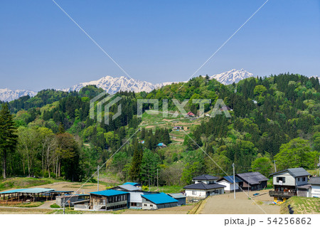 新緑の山村北アルプス眺望　長野県小川村 54256862