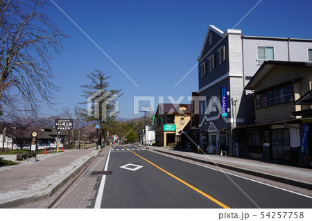 日光 中禅寺湖畔の道路と土産物店 日光 中禅寺湖畔の道路と土産物店 54257758