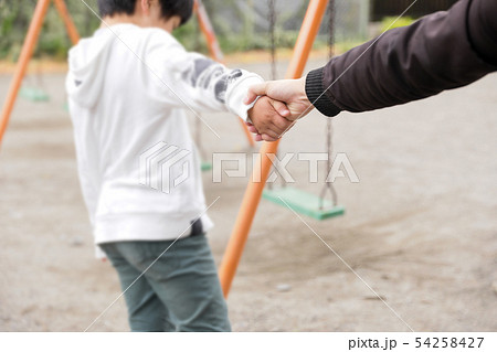 公園で男の子の手を引っ張る男性、お父さん虐待 公園で男の子の手を引っ張る男性、お父さん虐待 54258427