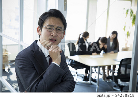 女子社員の退職に怯える経営者 女子社員の退職に怯える経営者 54258819