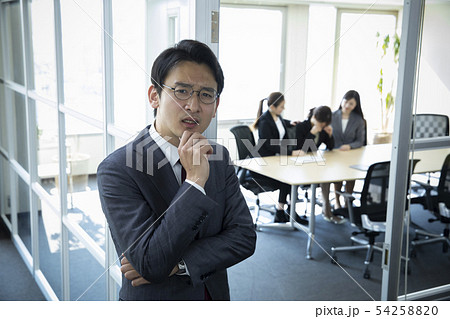 女子社員の退職に怯える経営者 女子社員の退職に怯える経営者 54258820