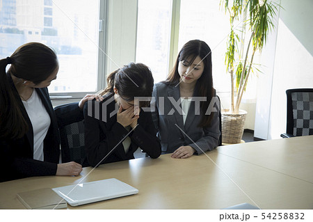 泣くOLと慰める同僚 泣くOLと慰める同僚 54258832
