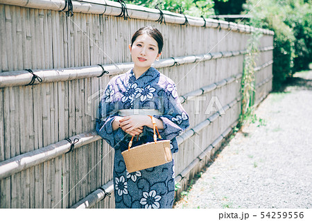京都を観光する浴衣姿の女性　 54259556