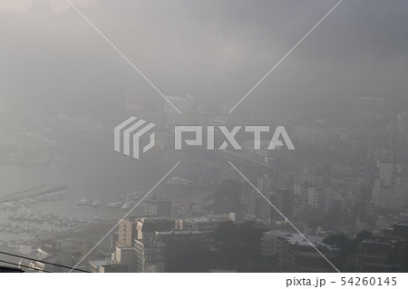 朝霧に包まれる観光地熱海の街並み 54260145