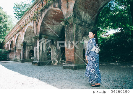 京都を観光する浴衣姿の女性　 54260190