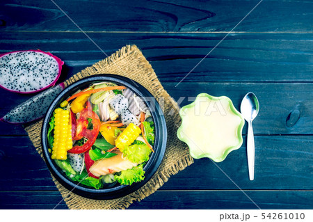 Fresh salad with chicken, tomatoes and mixed 54261010