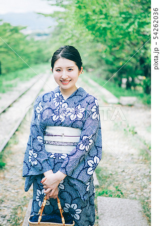 京都を観光する浴衣姿の女性 の写真素材