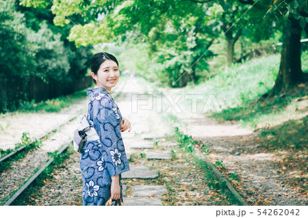 京都を観光する浴衣姿の女性　 54262042
