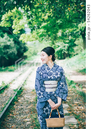 京都を観光する浴衣姿の女性　 54262043