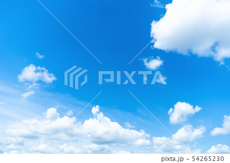 梅雨時期の晴れ間　空　雲　コピースペース　積雲　初夏の空　広いコピースペース 54265230