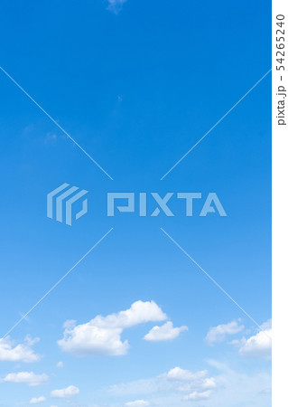 梅雨時期の晴れ間　空　雲　コピースペース　積雲　初夏の空　広いコピースペース 54265240