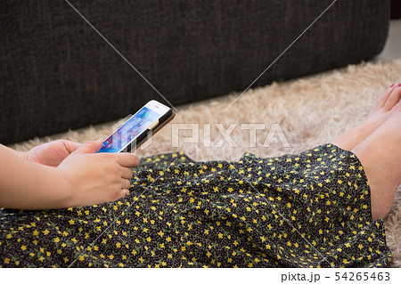 座ってスマホ操作 座ってスマホ操作 54265463