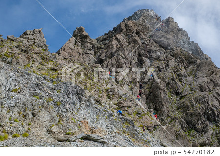 北アルプス　槍ヶ岳　　（頂上を目指す登山者） 54270182