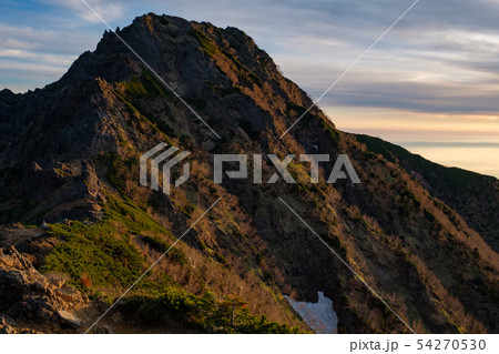 八ヶ岳　横岳のモルゲンロート　　（赤岳方面から望む） 54270530