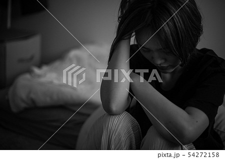 悲しみに暮れる女性 悲しみに暮れる女性 54272158