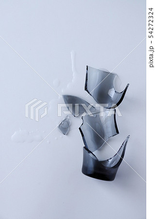 割れたコップ 54272324