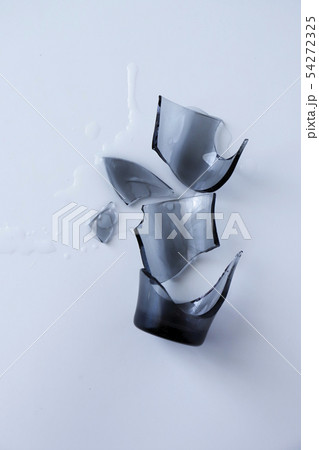 割れたコップ 54272325