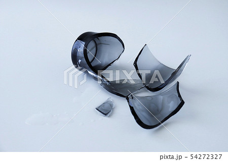 割れたコップ 54272327